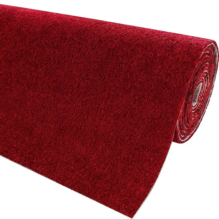 Teppichboden Meterware Linda - Breite: 400 cm, Velours, 100 % Polypropylen, Weinrot - Nahaufnahme einer roten Teppichrolle, die Textur und Farbe des Materials hervorhebt. Ideal für Innenräume und verleiht jedem Raum Wärme.