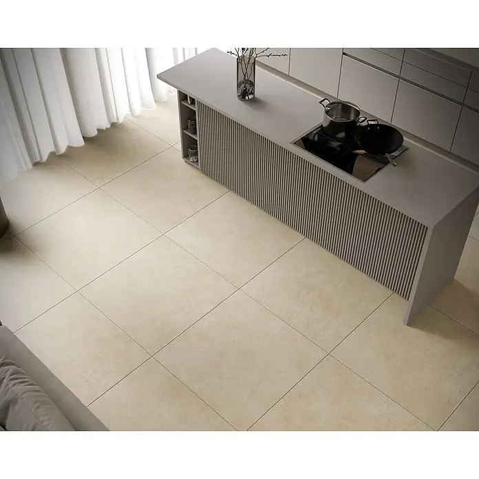 Feinsteinzeugfliese Giant - 79,7 x 79,7 cm, Beige, Matt - Beige Bodenfliesen im Küchenbereich mit Kochinsel und modernen Küchengeräten, die eine elegante und einladende Atmosphäre schaffen.