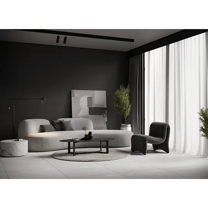 Feinsteinzeugfliese Giant - 79,7 x 79,7 cm, Weiß, Matt - Elegantes Wohnzimmer mit modernem Sofa, minimalistischem Sessel und stilvoller Dekoration in gedämpften Farben.