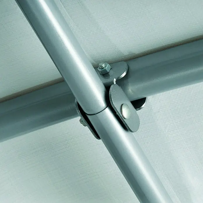 ShelterLogic Gerätehaus - Außenbreite inkl. Dachüberstand: 240 cm, Außentiefe inkl. Dachüberstand: 240 cm, Stahl, Grün - Detailaufnahme einer stabilen Zeltverbindung mit Rohren und Metallschellen, gesichert mit Schrauben und Muttern für zuverlässigen Halt.