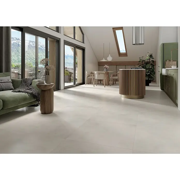 Feinsteinzeugfliese Dimension - 79,7 x 79,7 cm, Beige, Matt - Ein geräumiges Interieur mit hellen Fliesenböden, das ein modernes und einladendes Ambiente schafft. Die Fliesen verleihen dem Raum Eleganz.