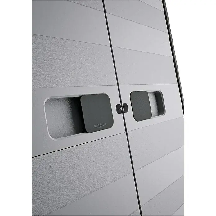 Regalux Space Line Armario multiusos de plástico - L x An x Al: 44 x 80 x 182 cm, Número de puertas: 2 ud., Gris/Negro - Primer plano de un armario Regalux, destacando los modernos tiradores de las puertas. El diseño sencillo y el acabado de alta calidad son evidentes.
