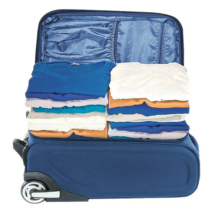 Regalux Vakuum-Beutel-Set XL / XXL - 3 Stk., Transparent - Ein blauer Rollkoffer ist mit gefalteter Kleidung gefüllt, darunter T-Shirts und Pullover. Der Koffer ist zur Hälfte geöffnet und bereit für die Reise.