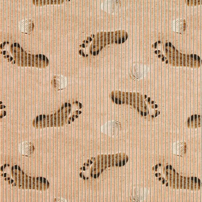 D-c-fix Bodenmatte Meterware Floor Comfort - Holiday, Breite: 65 cm - Das Bild zeigt ein beigefarbenes Stoffmuster mit braunen Fußabdrücken und kleinen, weißen, fächerförmigen Illustrationen, perfekt für Textilien.