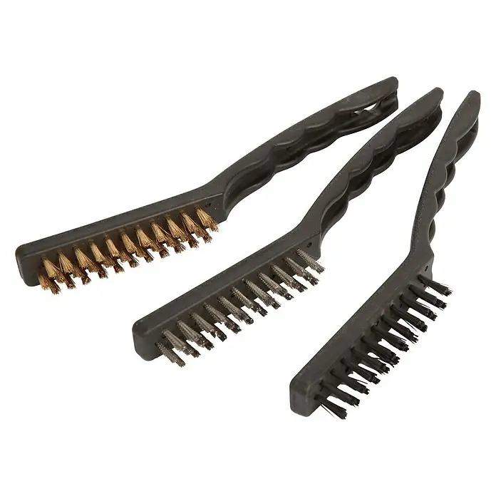 Alpha Tools Bürsten-Set - 3 -tlg., Nylon/Stahl/Messing - Draufsicht von drei Drahtbürsten mit Kunststoffgriffen und unterschiedlichen Borsten auf schwarzem Hintergrund.