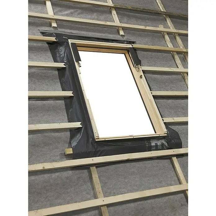 Unterspannbahn RUC - 66 x 118 cm - Einbau eines Dachfensters mit schwarzer Folie zum Schutz vor Witterungseinflüssen und zur Abdichtung des Fensters.