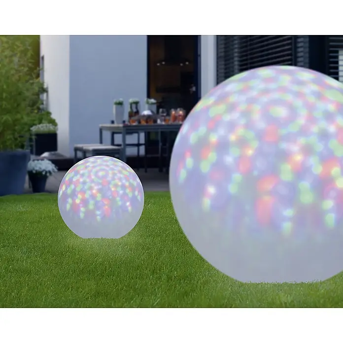 LED-Lampe Vintage Globe-Form E27 - E27, Nicht Dimmbar, Neutralweiß, 180 lm, 3 W - Zwei leuchtende LED-Gartenkugeln in verschiedenen Größen auf einem Rasen, die eine stimmungsvolle Atmosphäre für den Außenbereich schaffen.