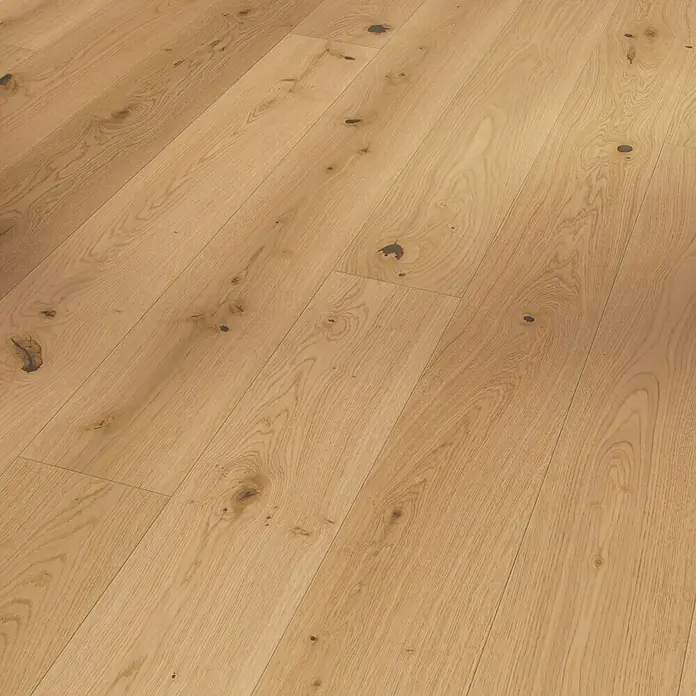 Parador Parkettmuster Trendtime 4 Rustikal Eiche Lugana leicht geweißt - 200 x 160 x 13 mm, Landhausdiele - Nahaufnahme des hellen Holzbodenbelags mit Maserung und Ästen, ideal für ein warmes, natürliches Ambiente im Wohnbereich.