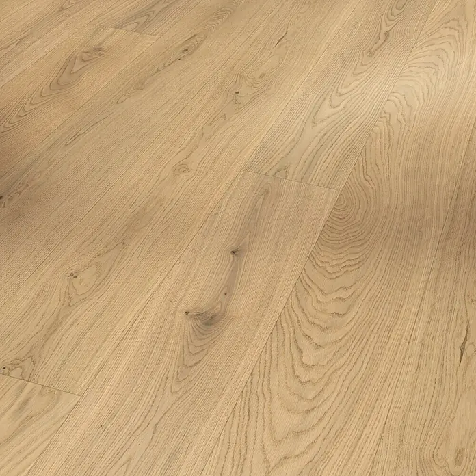 Parador Parkettmuster Basic 11.5 Classic Eiche Pure - 200 x 185 x 11,5 mm, Landhausdiele - Nahaufnahme von hellem Eichenparkett, das die natürliche Maserung und die warmen Farbtöne des Holzes hervorhebt. Eine elegante Bodenlösung für jeden Raum.