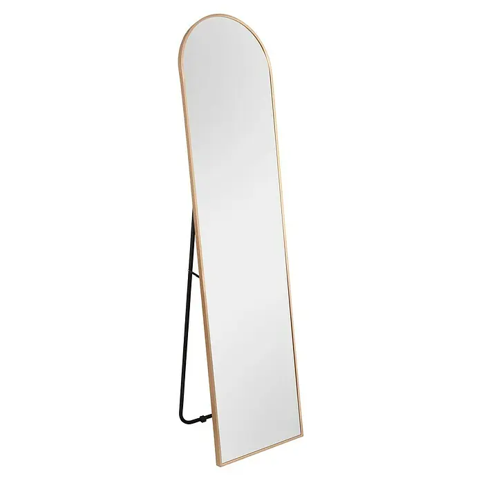 Standspiegel Elina - 40 x 160 cm, Gold, Metall - Ein schlanker, rechteckiger Stehspiegel mit abgerundeter Oberseite und einem hellbraunen Rahmen, gestützt von einem schwarzen Metallständer.