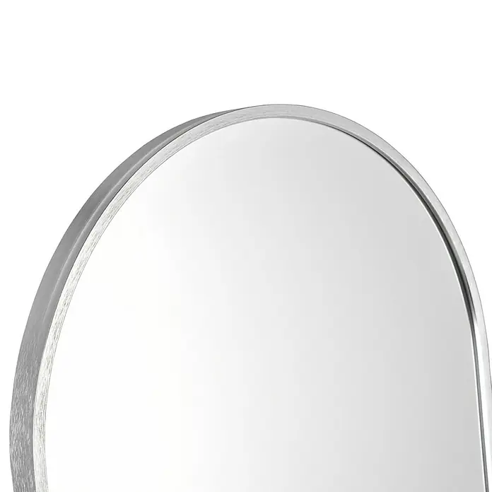 Standspiegel Elina - 40 x 160 cm, Silber, Metall - Nahaufnahme eines runden Spiegels mit silberfarbenem Rahmen auf schwarzem Hintergrund. Ideal für Bad oder Ankleidezimmer.
