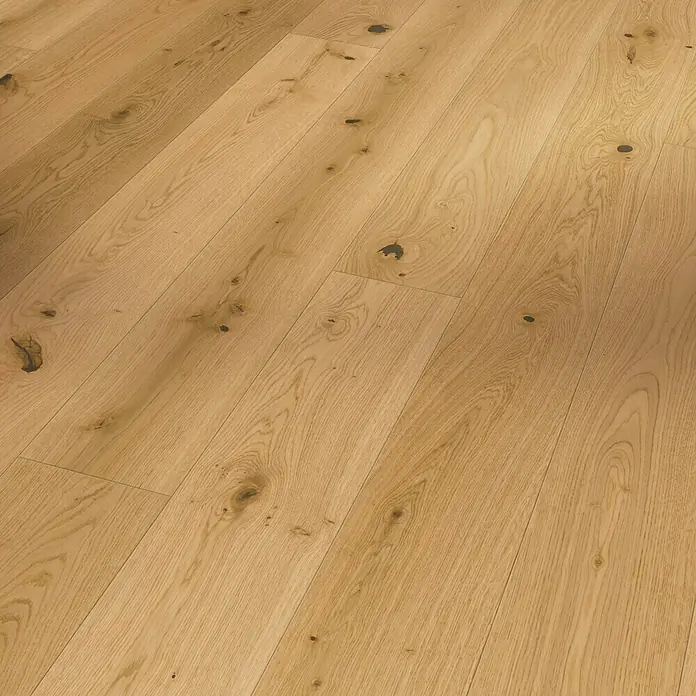 Parador Parkett Trendtime 4 - Eiche Lugana natur gebürstet, Landhausdiele, 2.010 x 160 x 13 mm - Detailaufnahme eines hellen Holzfußbodens mit natürlichen Astlöchern und einer warmen Holzmaserung.