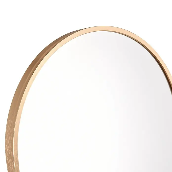 Standspiegel Elina - 40 x 160 cm, Gold, Metall - Nahaufnahme eines runden Spiegels mit hellem Holzrahmen vor einem schwarzen Hintergrund.