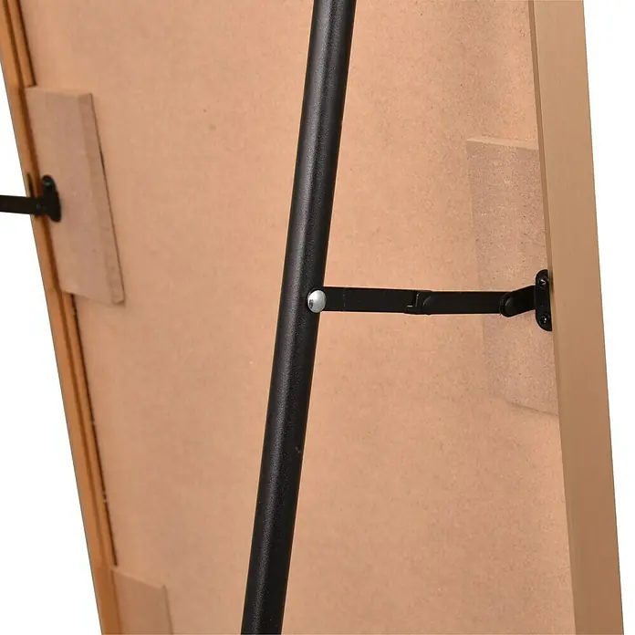 Standspiegel Elina - 40 x 160 cm, Gold, Metall - Detailaufnahme eines Holzrahmens mit Metallstütze, die für Stabilität sorgt. Die Konstruktion zeigt die Rückseite des Produkts.