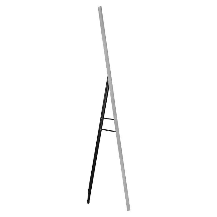 Standspiegel Elina - 40 x 160 cm, Silber, Metall - Nahaufnahme einer hochformatigen, silbernen Staffelei mit schwarzer Rückseite, ideal für Präsentationen und Ausstellungen.