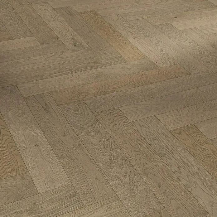 Parador Parkettmuster Trendtime 3 Living Plus Eiche Chalet grau - 200 x 95 x 13 mm, Fischgrät - Detailaufnahme eines eleganten Eichenparketts im Fischgrätmuster. Die warmen Farbtöne und die natürliche Holzstruktur sind gut sichtbar.