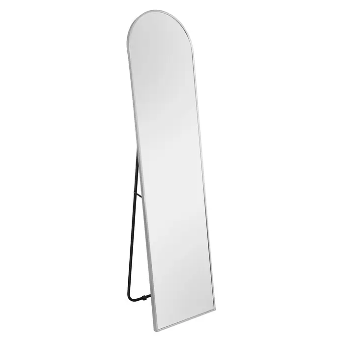 Standspiegel Elina - 40 x 160 cm, Silber, Metall - Freistehender, ovaler Spiegel mit schmalem Rahmen und Ständer auf dunklem Hintergrund. Das Produkt ist elegant und funktional gestaltet.