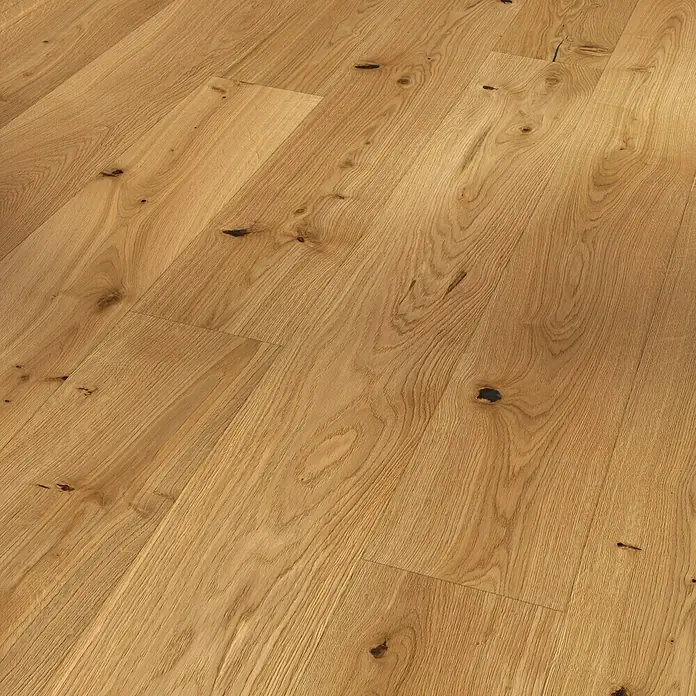 Parador Parkettmuster Classic 3060 Rustikal Eiche - 200 x 185 x 13 mm, Landhausdiele - Nahaufnahme von neuem, hellem Holzboden mit attraktiver Maserung und dunklen Astlöchern, die dem Boden einen natürlichen Charakter verleihen.