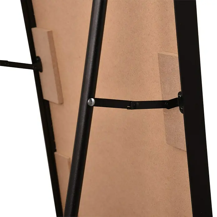 Standspiegel Elina - 40 x 160 cm, Schwarz, Metall - Nahaufnahme der Rückseite eines schwarzen Staffelei-Rahmens mit Holzstützen und stabilisierenden Metallstreben.