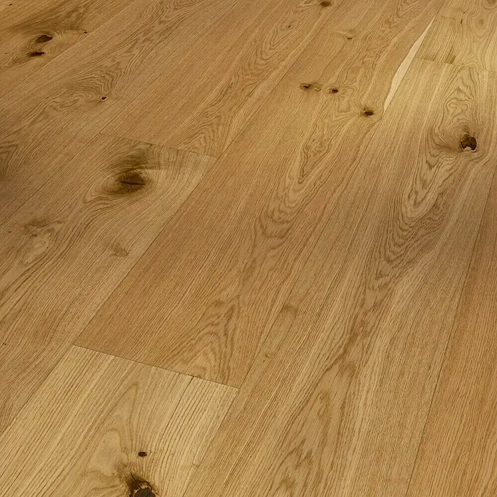 Parador Parkett Basic 11.5 - Rustikal Eiche, Landhausdiele, 2.380 x 233 x 11,5 mm - Nahaufnahme von Holzboden mit Maserung und Astlöchern, die eine natürliche und warme Ästhetik des Produkts hervorheben.
