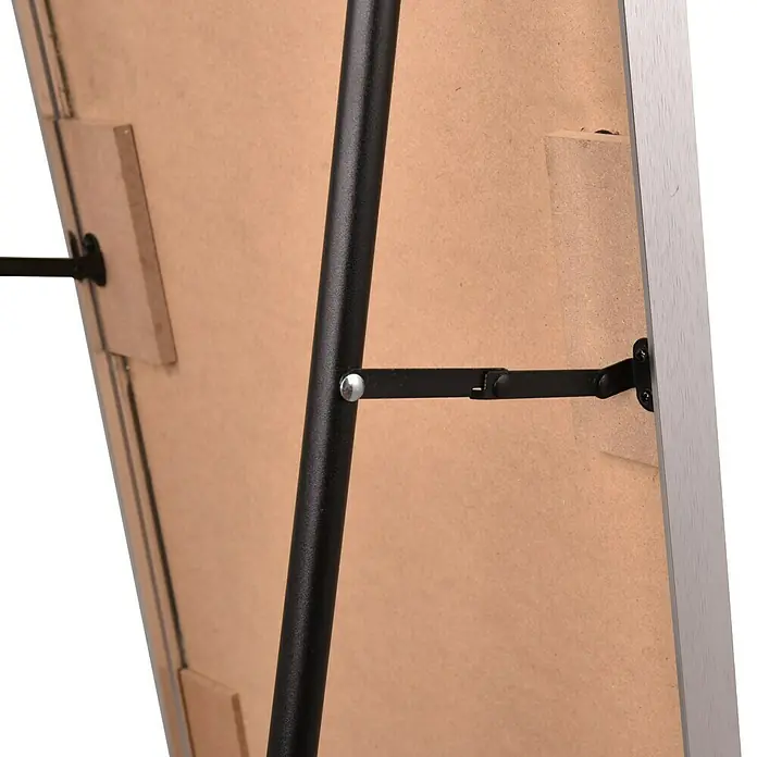 Standspiegel Elina - 40 x 160 cm, Silber, Metall - Detailansicht eines stehenden Spiegels mit einem schwarzen Ständer und einer Halterung zur Stabilisierung.