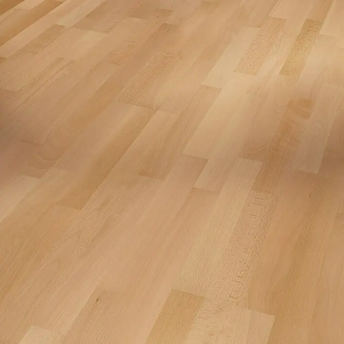 Parador Parkett Classic 3060 - Natur Buche, Schiffsboden, 2.200 x 185 x 13 mm - Nahaufnahme eines hellbraunen Laminatbodens mit einem subtilen Maserungsmuster, das eine warme und natürliche Ästhetik vermittelt.