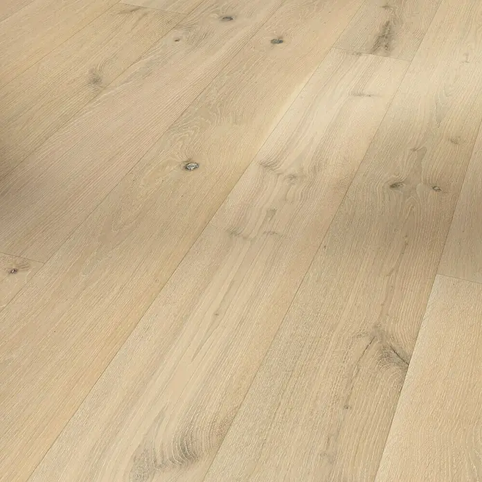 Parador Parkett Classic 3025 - Eiche gebürstet weiß, Landhausdiele, 2.200 x 185 x 13 mm - Nahaufnahme von hellem Parkettboden mit Astlöchern, der eine warme und natürliche Atmosphäre ausstrahlt. Die Textur ist deutlich sichtbar.
