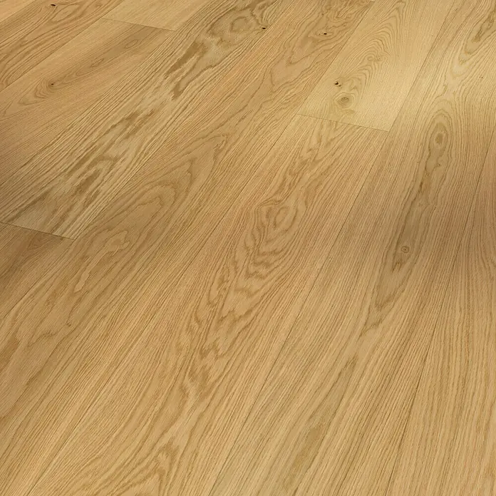 Parador Parkettmuster Classic 3060 Natur Eiche IV - 200 x 185 x 13 mm, Landhausdiele - Nahaufnahme von Hartholzböden mit Maserung, die eine warme, natürliche Ästhetik für Wohnräume zeigt.