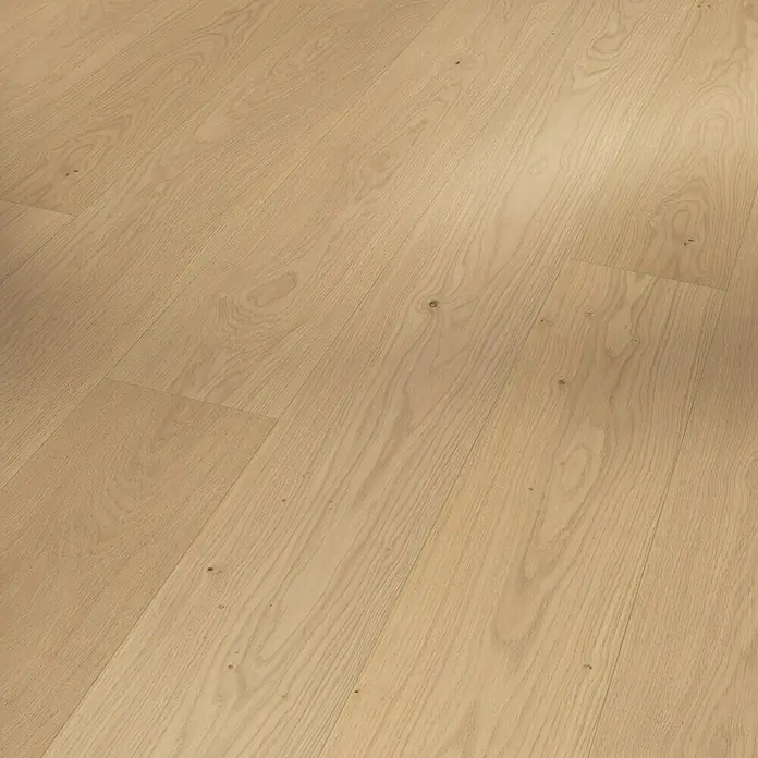 Parador Parkettmuster Classic 3060 Natur Eiche sanded - 200 x 185 x 13 mm, Landhausdiele - Nahaufnahme des hellen Holzbodens, der eine warme und natürliche Atmosphäre mit seiner sichtbaren Maserung und den Holzdetails vermittelt.