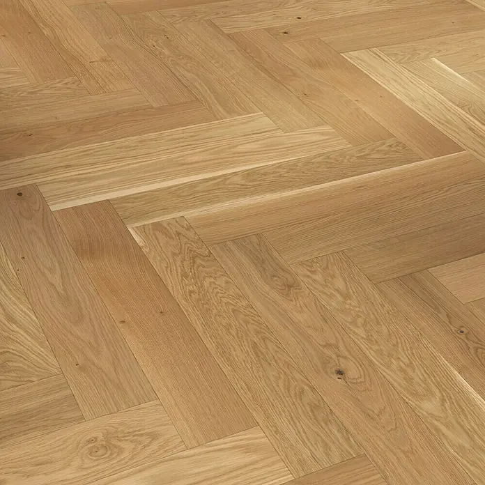 Parador Parkett Trendtime 3 - Eiche, Fischgrät, 570 x 95 x 10,5 mm - Nahaufnahme von hellem Eichenparkett im Fischgrätmuster, das die natürliche Maserung und warme Farbtöne des Holzes hervorhebt.