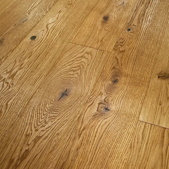 Parador Parkettmuster Classic 3060 Rustikal Eiche Soft Struktur - 200 x 185 x 13 mm, Landhausdiele - Nahaufnahme von rustikalem Eichenparkett mit Astlöchern und deutlicher Holzmaserung, die die natürliche Schönheit des Bodens hervorhebt.
