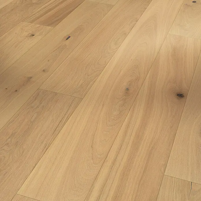 Parador Parkettmuster Classic 3060 Rustikal Eiche gebürstet weiß ( (200 x 185 x 13 mm, Landhausdiele) -  - Nahaufnahme von hellem, geöltem Eichenparkett mit natürlichen Astlöchern, das Wärme und Eleganz ausstrahlt.