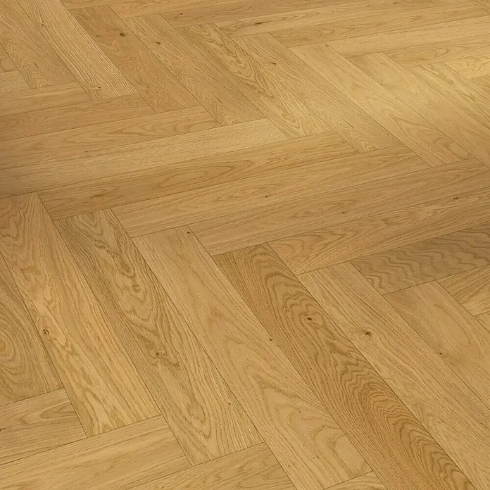 Parador Parkettmuster Trendtime 3 Living Plus Eiche Bardolino natur - 200 x 95 x 13 mm, Fischgrät - Das Bild zeigt einen Holzboden mit einem Fischgrätmuster. Die Holzdielen sind hellbraun und verleihen dem Raum eine warme und einladende Atmosphäre.