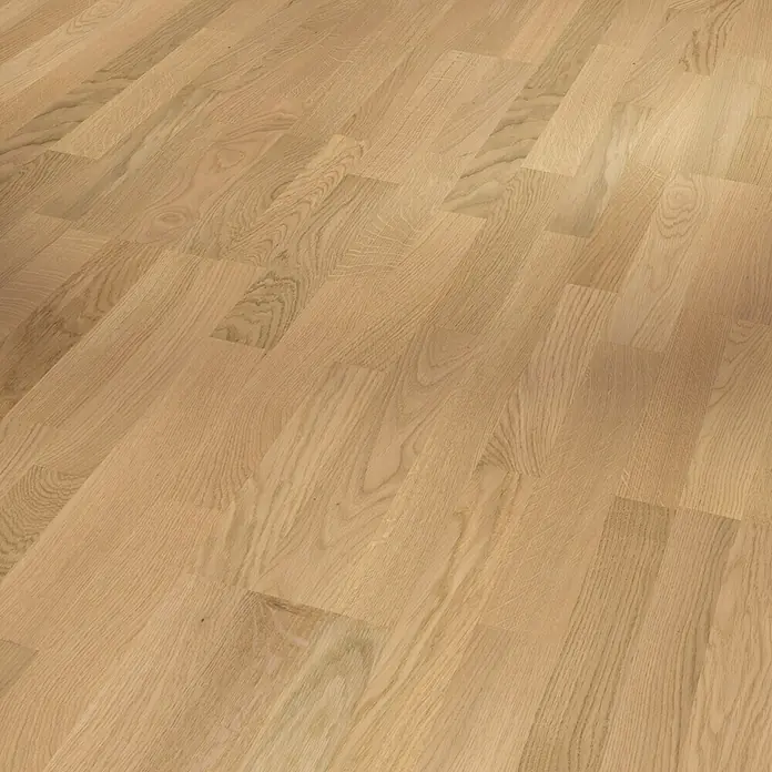Parador Parkettmuster Classic 3060 Natur Eiche Sauvignon leicht geweißt - 200 x 185 x 13 mm, Schiffsboden - Das Bild zeigt einen hellen, neuwertigen Parkettboden aus Holz, der diagonal im Raum verlegt ist und eine warme, natürliche Atmosphäre ausstrahlt.