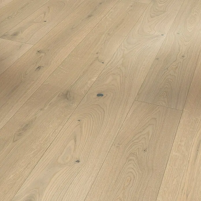 Parador Parkettmuster Classic 3060 Living Plus Eiche Soave weiß - 200 x 185 x 13 mm, Landhausdiele - Nahaufnahme von hellem Holzboden mit natürlichen Astlöchern und Maserung.