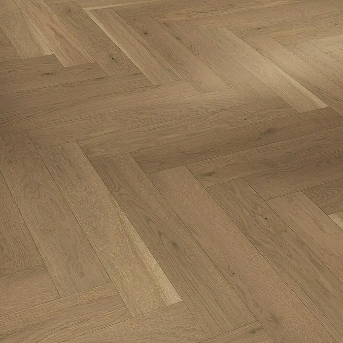 Parador Parkett Trendtime 3 - Eiche nougat, Fischgrät, 570 x 95 x 10,5 mm - Nahaufnahme eines Eichenparkettbodens im Fischgrätmuster, der die natürliche Holzmaserung und die warmen Farbtöne hervorhebt.