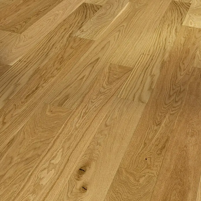 Parador Parkett Classic 3025 - Living Eiche, Mehrstab, 1.170 x 120 x 13 mm - Nahaufnahme eines Holzbodenbelags, der die natürliche Maserung und die warmen Farbtöne des Holzes hervorhebt. Die glatte Oberfläche sorgt für Eleganz.