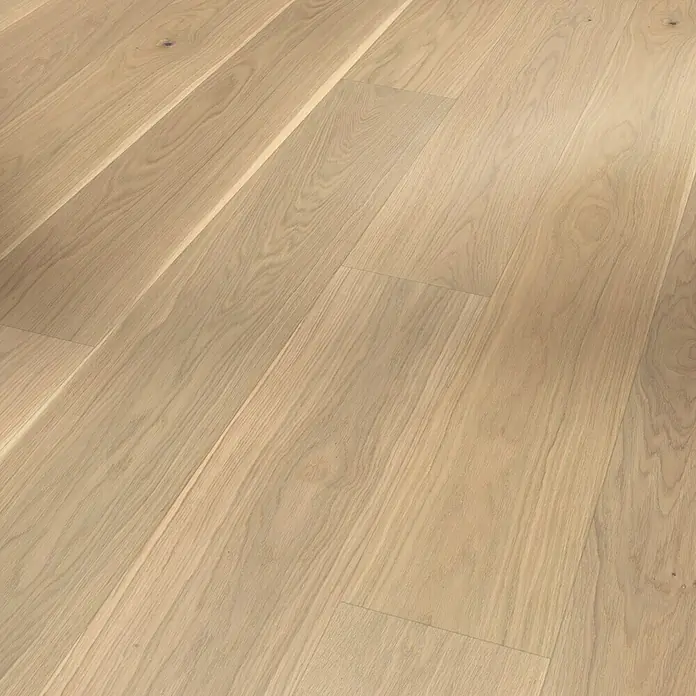 Parador Parkettmuster Classic 3060 Living Eiche II - 200 x 185 x 13 mm, Landhausdiele - Nahaufnahme von hellen Holzdielen, die eine warme und natürliche Textur zeigen. Ideal für Bodenbeläge mit einem Hauch von rustikalem Charme.