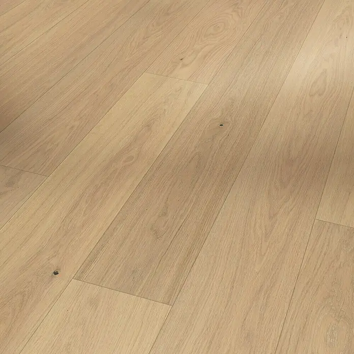 Parador Parkettmuster Classic 3060 Natur Eiche - 200 x 185 x 13 mm, Landhausdiele - Nahaufnahme von hellen Holzdielen, die die natürliche Maserung und die subtilen Farbtöne des Materials hervorheben.
