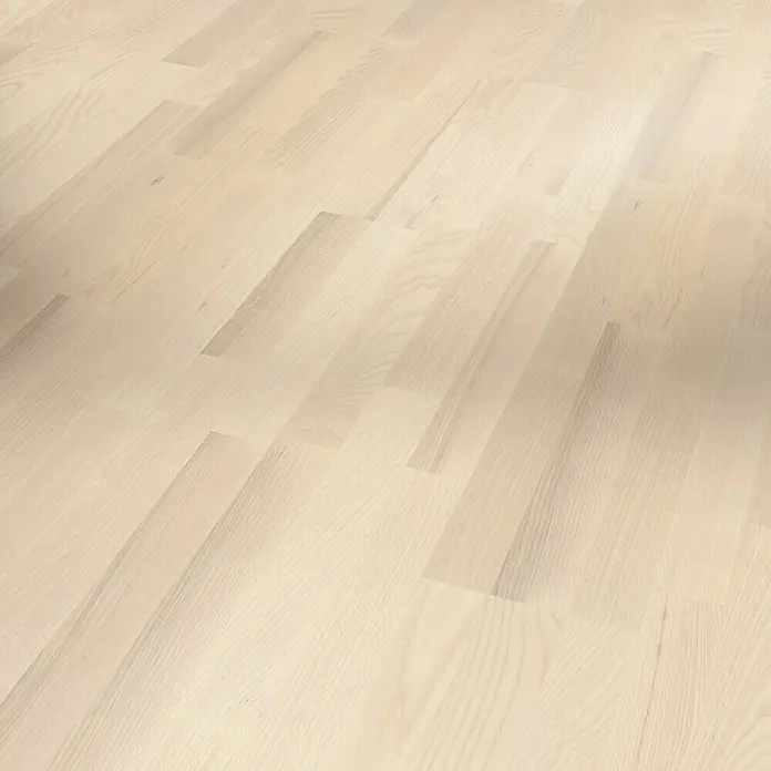 Parador Parkettmuster Classic 3060 Living Esche - 200 x 185 x 13 mm, Schiffsboden - Nahaufnahme von hellem Holzboden mit sichtbarer Maserung, der eine natürliche und warme Ästhetik ausstrahlt.