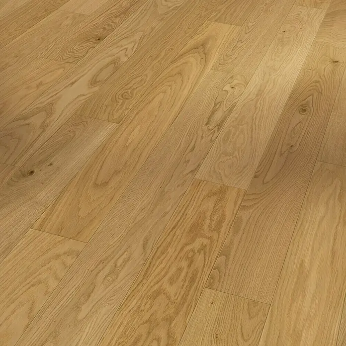 Parador Parkettmuster Classic 3025 Living Plus Eiche Cortese natur - 200 x 120 x 13 mm, Mehrstab - Nahaufnahme eines hellbraunen Eichenparkettbodens, der die natürliche Maserung und Wärme des Holzes hervorhebt.