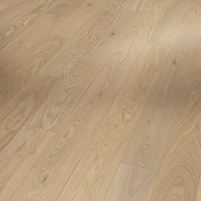 Parador Parkettmuster Classic 3025 Living Plus Eiche Cortese weiß - 200 x 120 x 12 mm, Mehrstab - Nahaufnahme eines Parkettbodens mit hellen Holzdielen und einer sichtbaren Holzstruktur. Ideal für moderne Wohnräume.