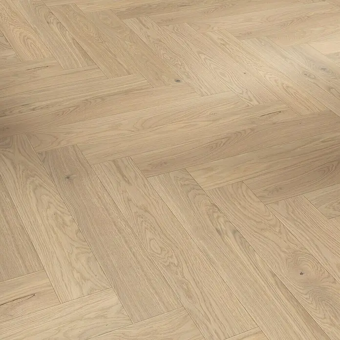 Parador Parkettmuster Trendtime 3 Living Plus Eiche Bardolino weiß - 200 x 95 x 13 mm, Fischgrät - Nahaufnahme des hellen, geölten Parkettbodens in Fischgrätmuster, der Wärme und Eleganz ausstrahlt.\n