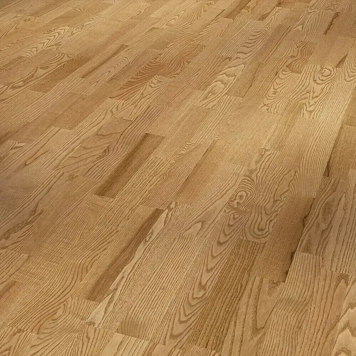 Parador Parkett Classic 3060 - Esche Amarone braun, Schiffsboden, 2.200 x 185 x 13 mm - Nahaufnahme eines Holzbodens mit warmen Farbtönen und deutlicher Maserung, die die natürliche Schönheit des Holzes hervorhebt.