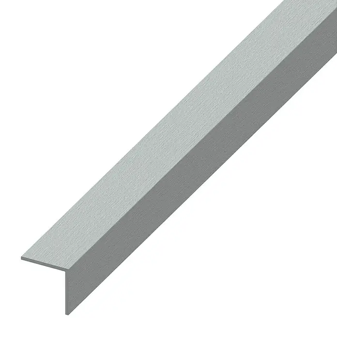 Kantoflex Winkelprofil - 2.500 x 10 x 10 mm, Stärke: 1 mm, Edelstahloptik - Ein graues Winkelprofil, das in einem diagonalen Winkel von oben rechts nach unten links verläuft, ideal für Kantenabschlüsse.