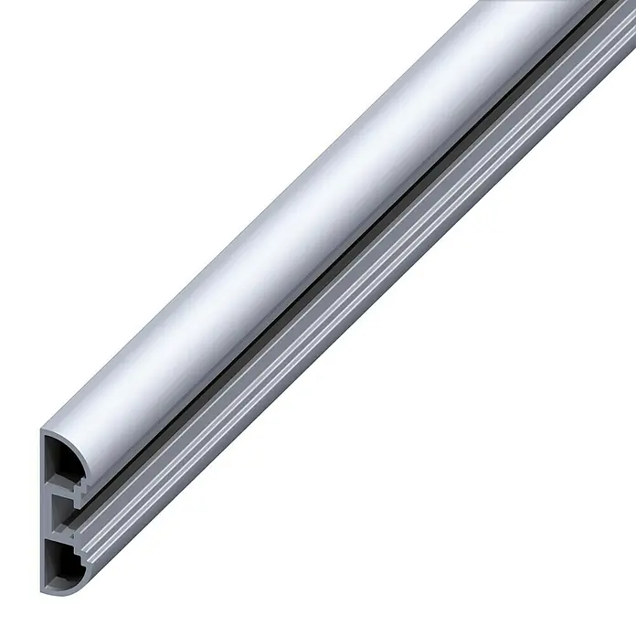 Kantoflex Coaxis Säulenprofil - 1.500 x 11 x 27,5 mm, Aluminium, Silber, Unbehandelt - Nahaufnahme eines silbernen Aluminiumprofils mit abgerundeten Kanten und Rillen. Ideal für verschiedene Anwendungen im Bauwesen.