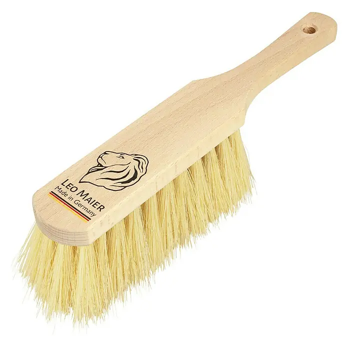 Handfeger - Material Borsten: Faser, Material Griff: Holz - Ein Detailaufnahme einer helle, hölzerne Kleiderbürste der Marke LEO MAIER, hergestellt in Deutschland, mit helle Borsten und Logo.