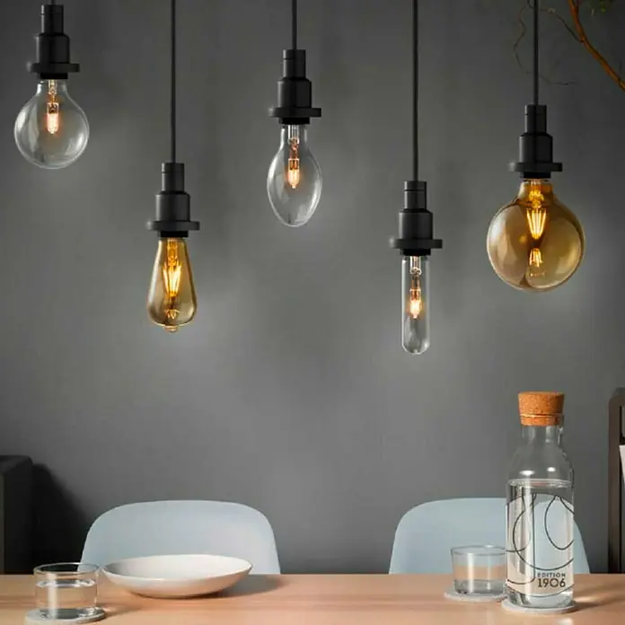 Osram Schnurpendel Vintage 1906 Pendulum Black - Schwarz, 200 cm, 60 W, E27 - Pendelleuchten mit verschiedenen Glühbirnenformen hängen über einem Tisch mit Geschirr und Getränken.