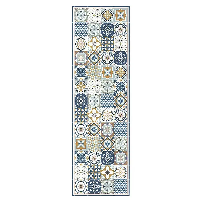 Alfombra de vinilo Carmina - Azul, 200 x 60 cm, PVC - Vista detallada de un suelo con un vibrante patchwork de baldosas de estilo vintage en azules, blancos y dorados, añadiendo un toque decorativo.