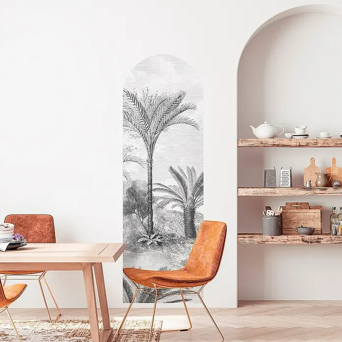 Vinilo de pared autoadhesivo Arco Old Jungle - 65 x 200 cm, Blanco/Negro, Plástico - Elegante comedor con estantes de madera rústica y una decoración de pared con hojas de palma que añade un toque tropical.